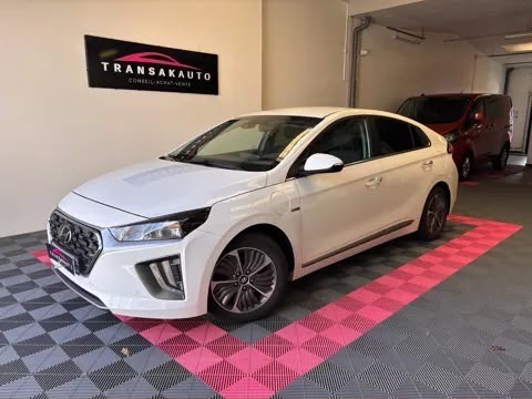 Hyundai Ioniq blanche de HT VTC 83, vue avant